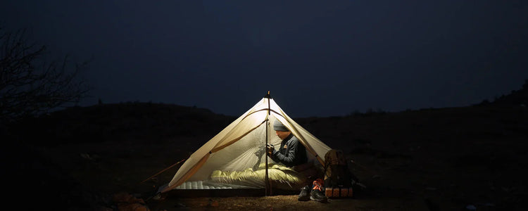Camping im beleuchteten Zelt