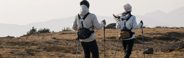 Wandern mit Trekkingstöcken in den Bergen