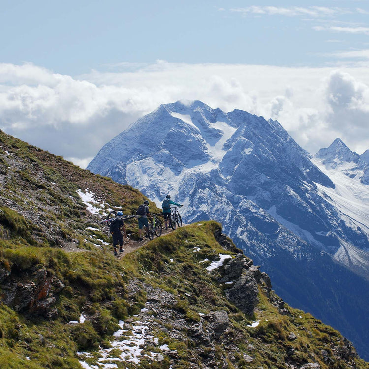 Bikepacking auf einem Bergpfad
