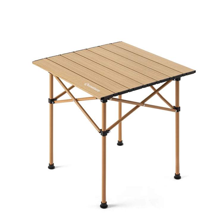 brauner klappbarer campingtisch mit holzoptik vor weißem hintergrund