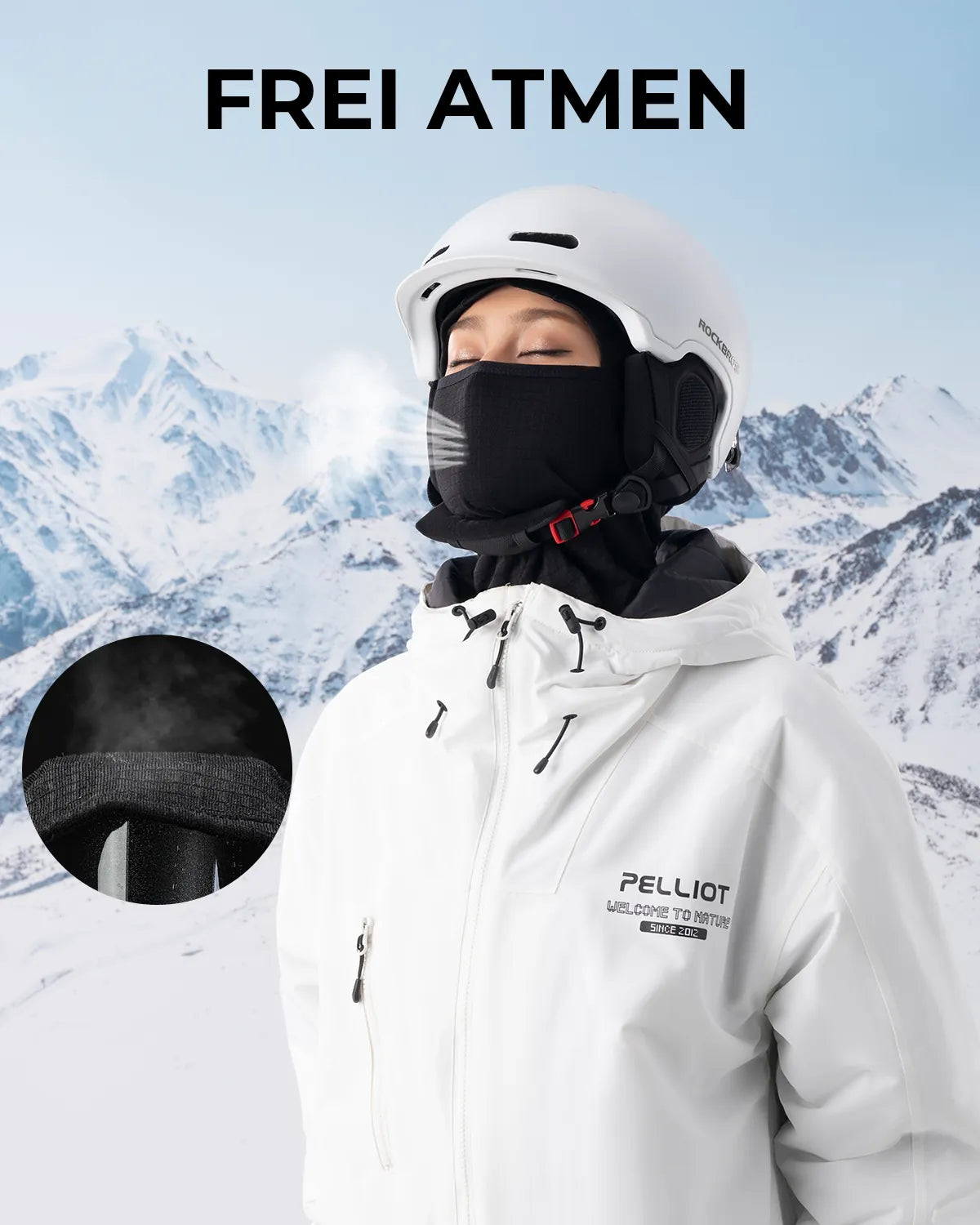 eine skifahrerin zeigt die atmungsaktivitaet der schwarzen sturmhaube im schnee.
