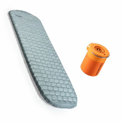 Qunature Camping-Set: graue R5-Isomatte mit orangefarbener Mini-Luftpumpe, ohne Kissen.