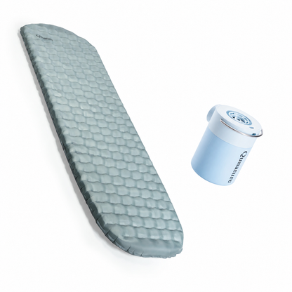 Qunature Camping-Set: graue R5-Isomatte mit blauer Mini-Luftpumpe, ohne Kissen.