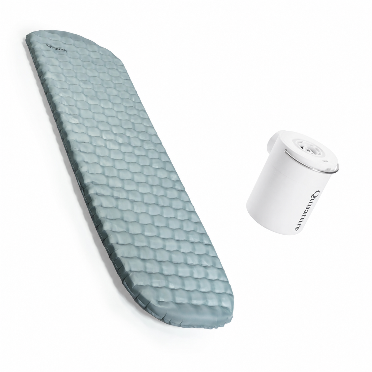 Qunature Camping-Set: graue R5-Isomatte mit weißer Mini-Luftpumpe, ohne Kissen.