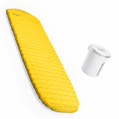 Qunature Camping-Set: gelbe R5-Isomatte mit weißer Mini-Luftpumpe, ohne Kissen.