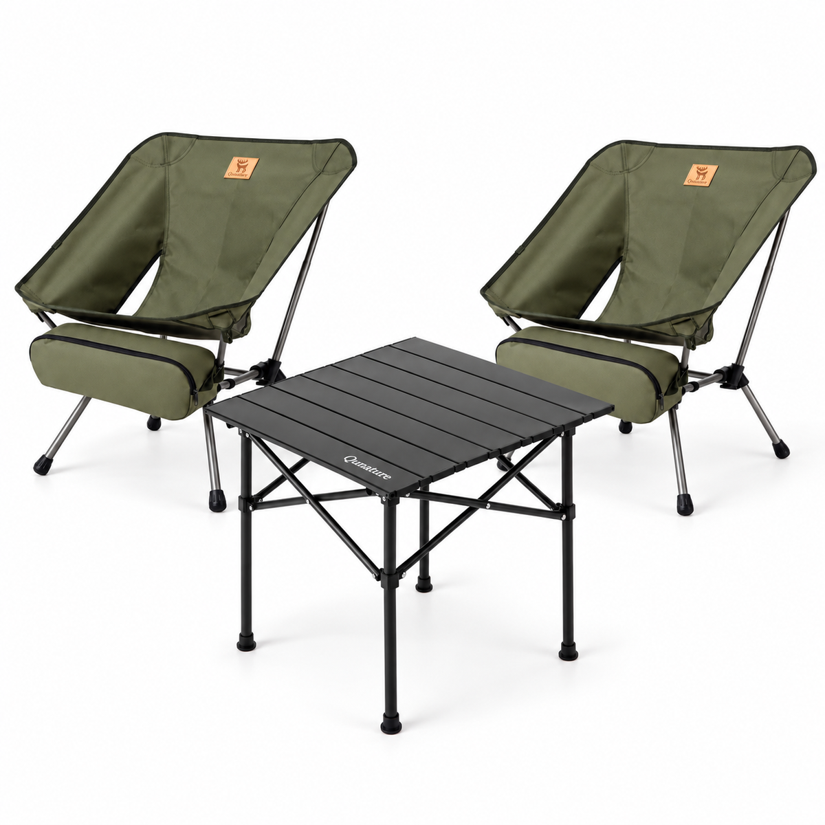 Zwei olivgrüne Campingstühle für Erwachsene mit einem schwarzen faltbaren Campingtisch