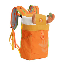 qunature detailansicht des orangen rucksacks mit geweih-design und träger