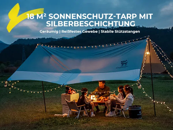 grosse camping tarp bei nacht mit familie und lichterkette im freien