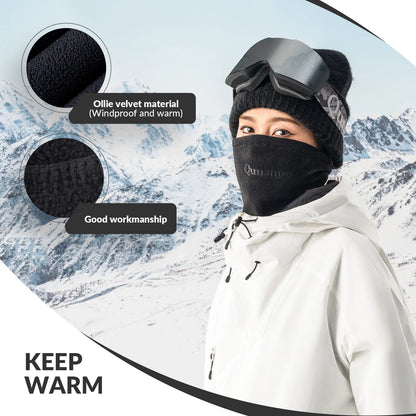 ein grauer fleece-schlauchschal wird mit beiden händen gedehnt um das elastische material zu präsentieren.
