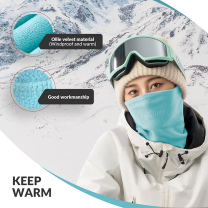 eine frau trägt einen schwarzen fleece-nackenwärmer vor einer verschneiten bergkulisse.
