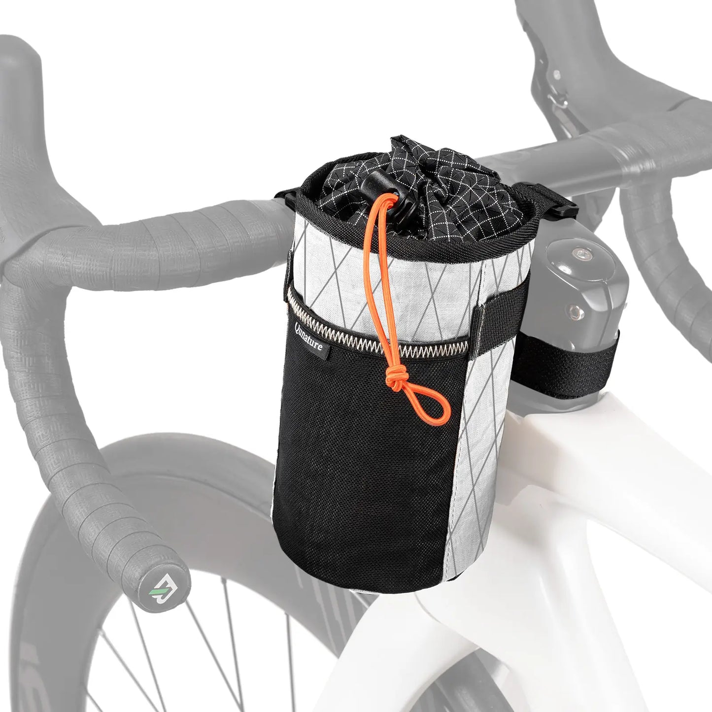 Weiße Isoliertasche zur Befestigung von Wasserflaschen am Fahrradlenker mit praktischem Kordelzugverschluss.