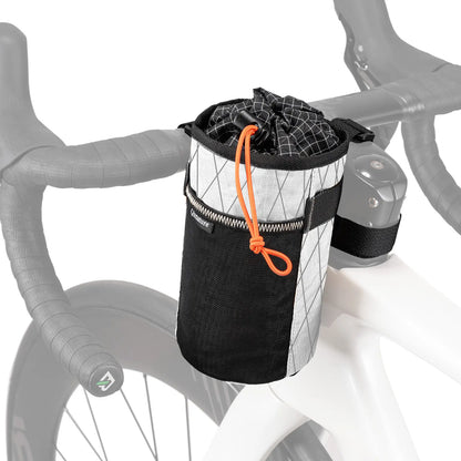 Weiße Isoliertasche zur Befestigung von Wasserflaschen am Fahrradlenker mit praktischem Kordelzugverschluss.