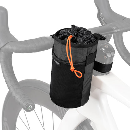 Schwarze Thermotasche für Trinkflaschen am Fahrradlenker mit orangener Zugschnur