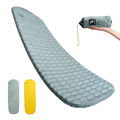 graue schlafmatte im ueberblick mit farbvarianten und handtasche