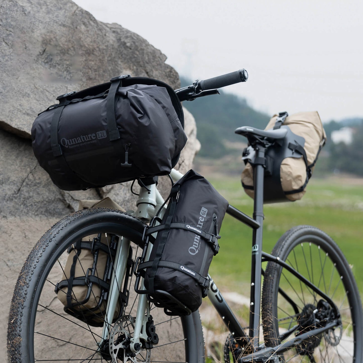 wasserdichte bikepacking taschen in schwarz und beigeam fahrradmontiert