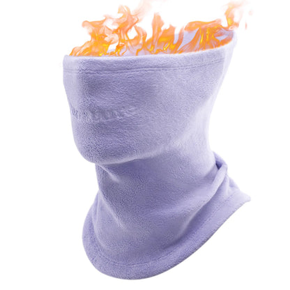 ansicht der flauschigen innenseite eines grauen fleece-nackenwärmers.