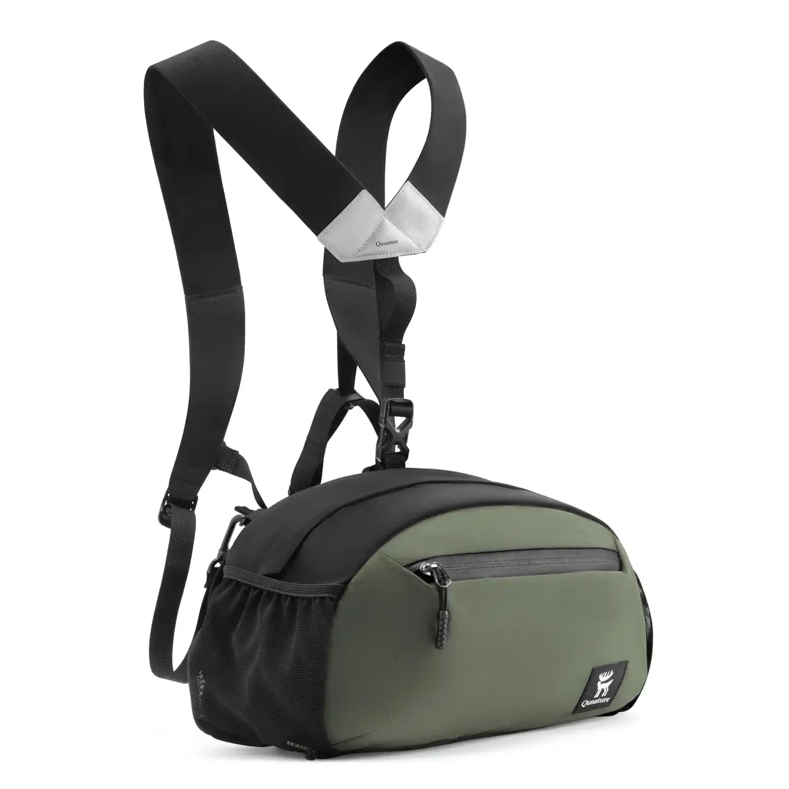 grüne brusttasche von der seite
