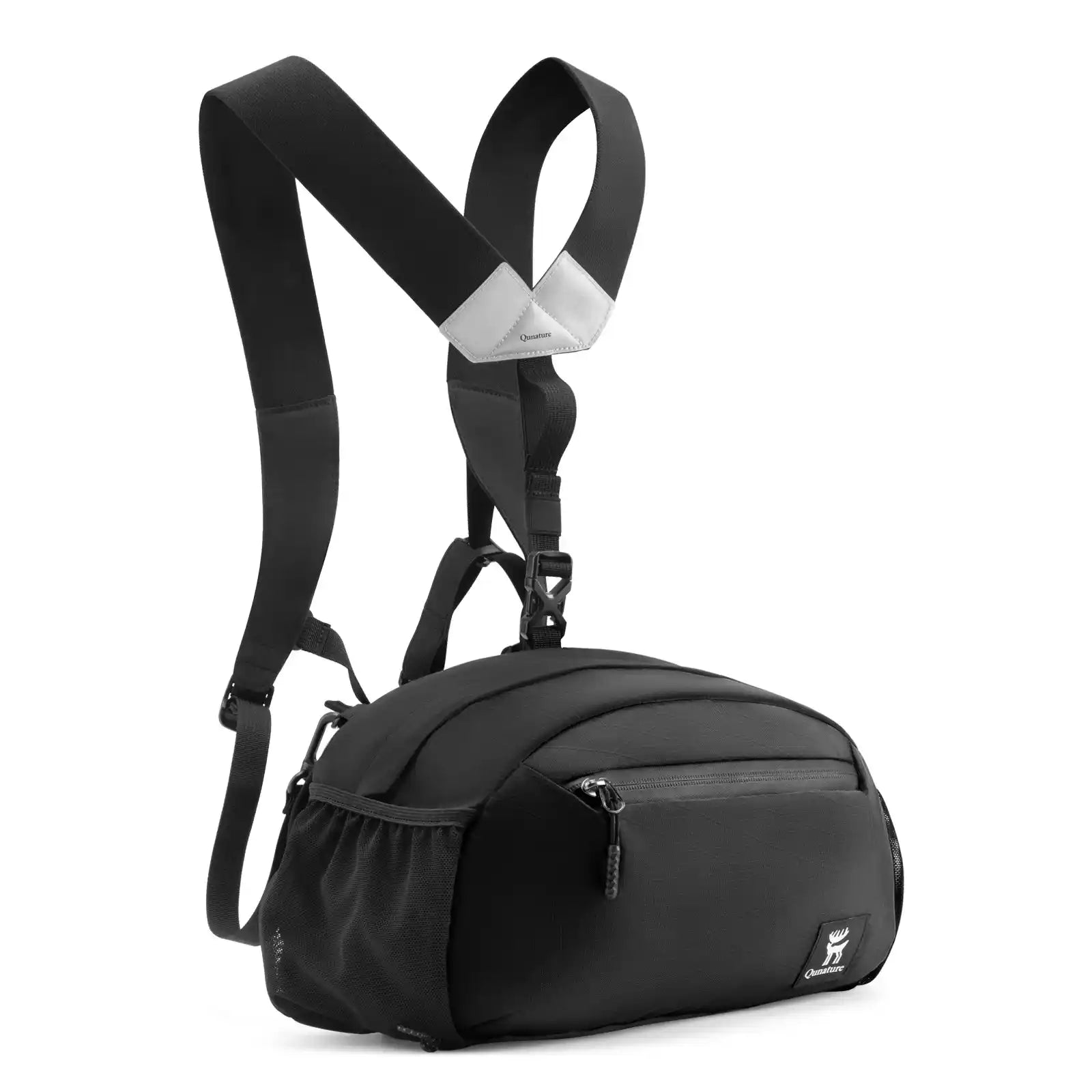 vorderansicht der schwarzen qunature wanderbrusttasche