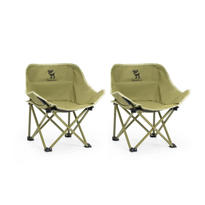 zwei beige kindercampingstühle mit faltbarem metallgestell