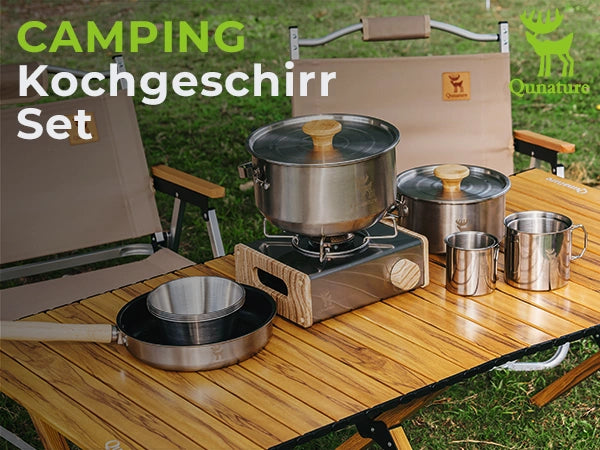 komplettes campingkochgeschirrset auf einem hölzernen gartentisch mit stühlen