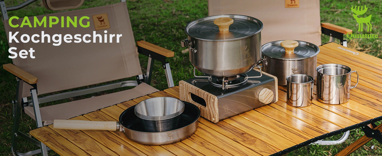 komplettes campingkochgeschirrset auf einem hölzernen gartentisch mit stühlen