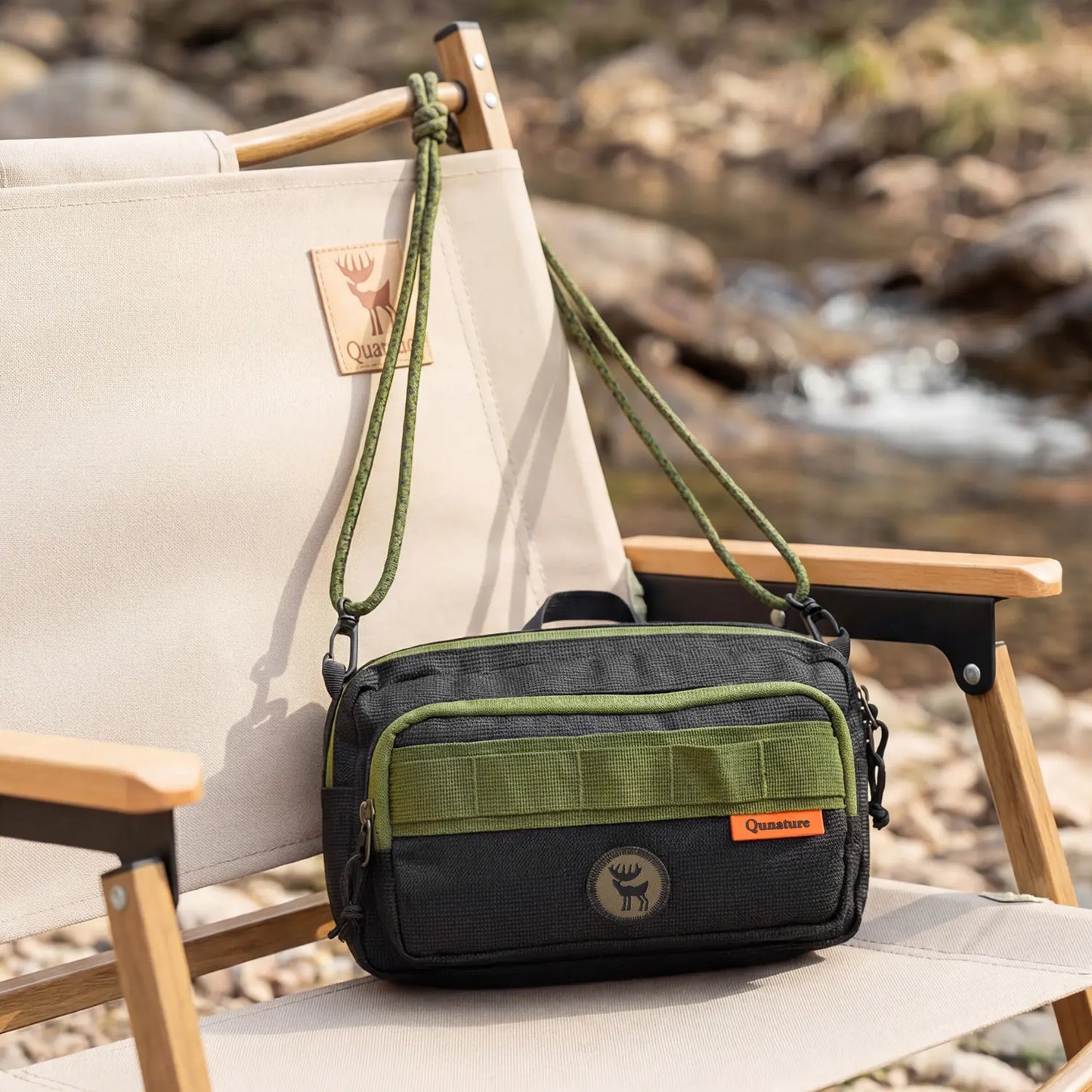 camping schultertasche hängt am camping stuhl