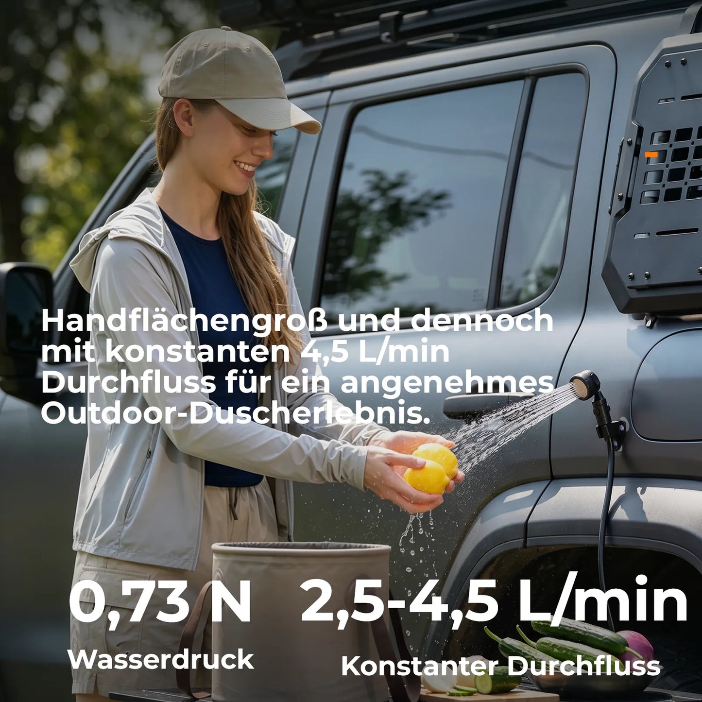 frau wäscht frisches obst mit mobiler dusche neben dem geländewagen