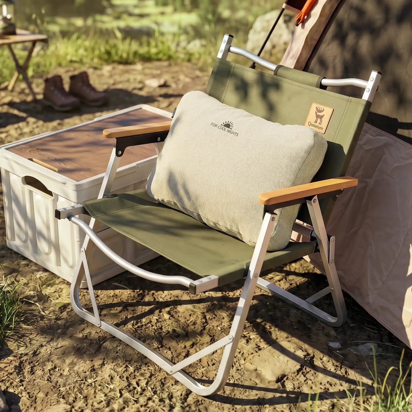 campingkissen auf einem klappstuhl im naturgelände