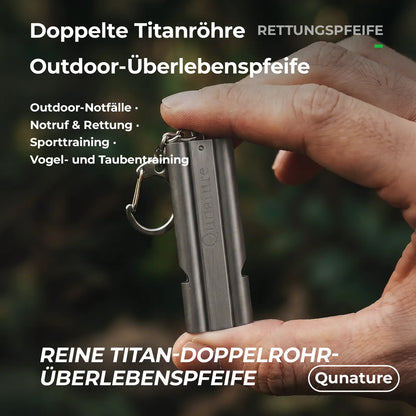 nahaufnahme hand hält metall survival pfeife mit doppelrohr konstruktion
