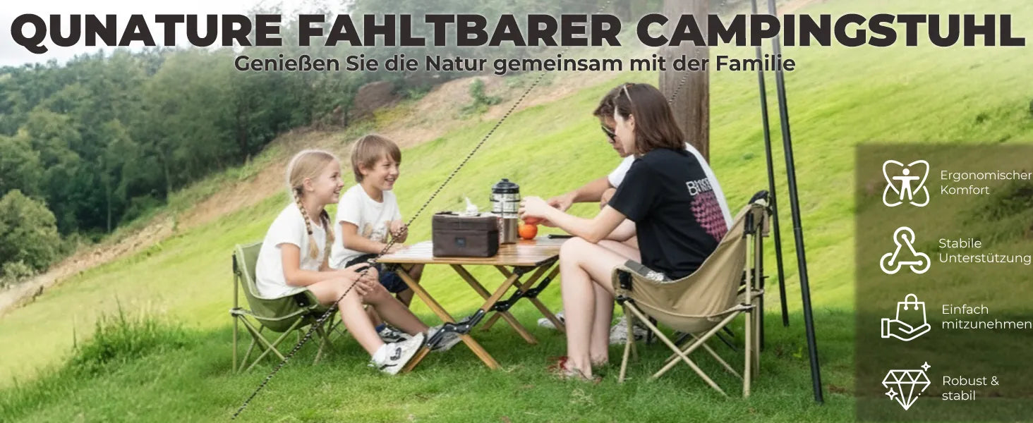 familie sitzt gemeinsam mit klappstühlen beim camping im grünen