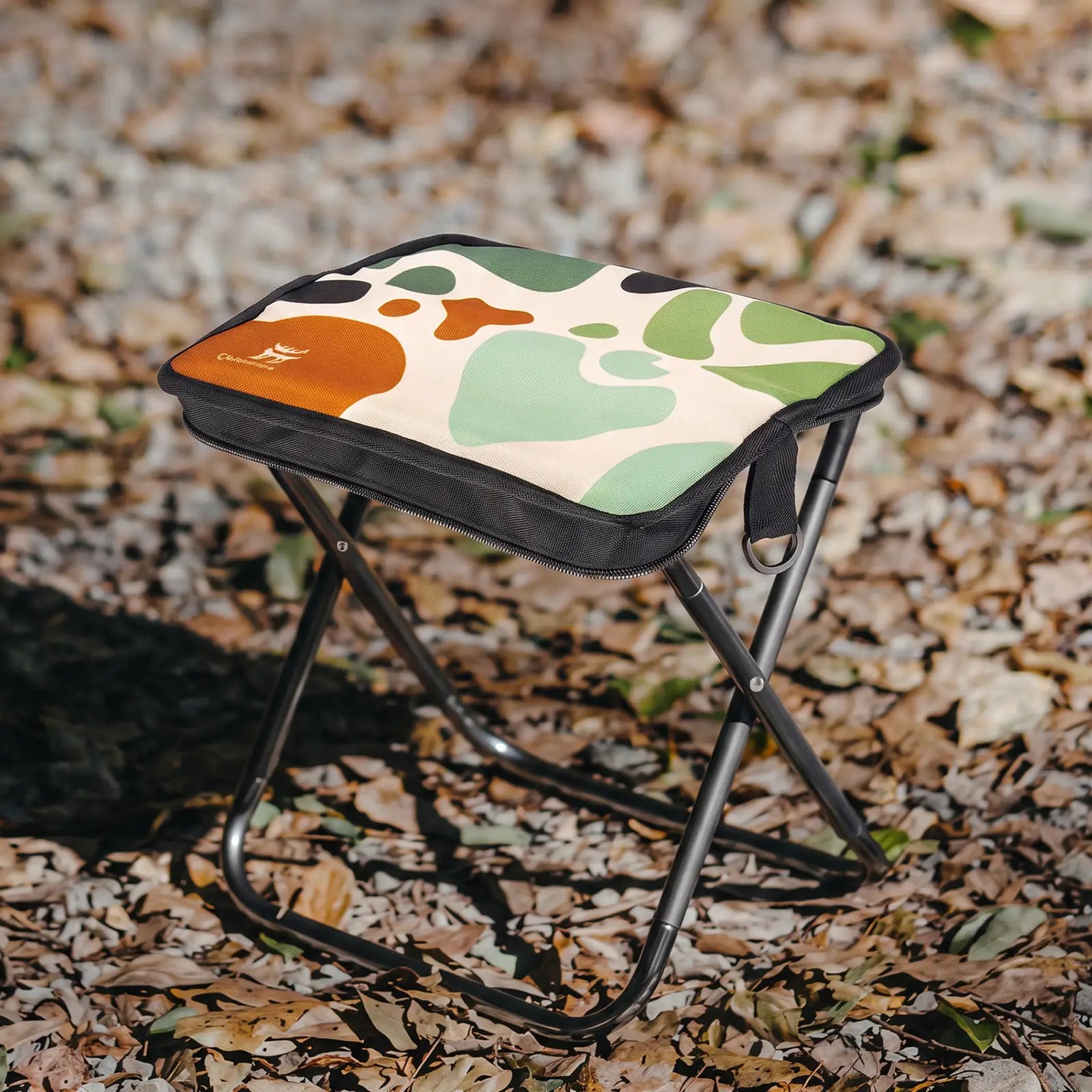 faltbarer camping hocker buntes muster auf waldboden