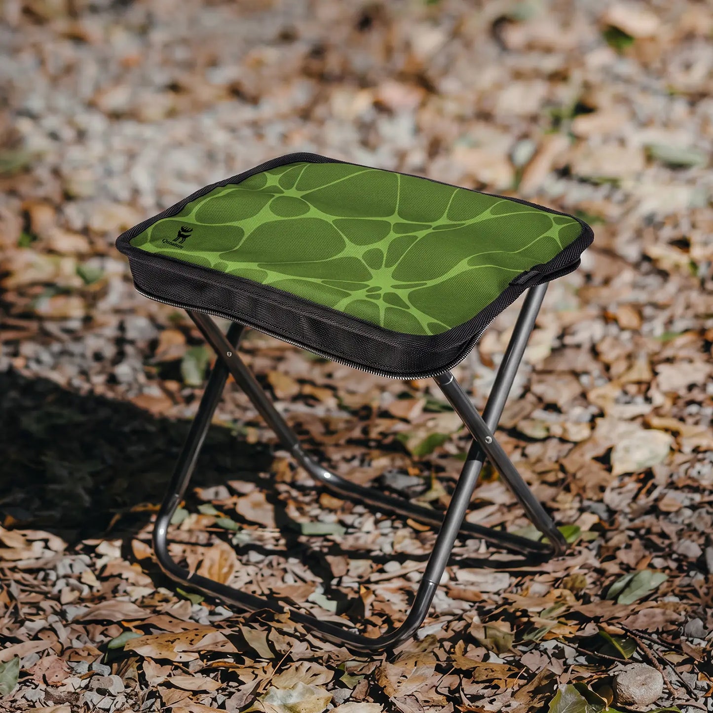 faltbarer klapphocker grünes muster im wald