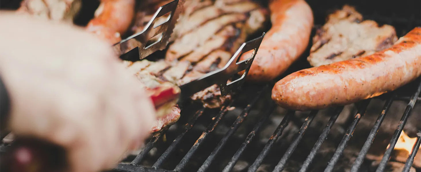 grillen von würsten und fleisch auf dem grillrost
