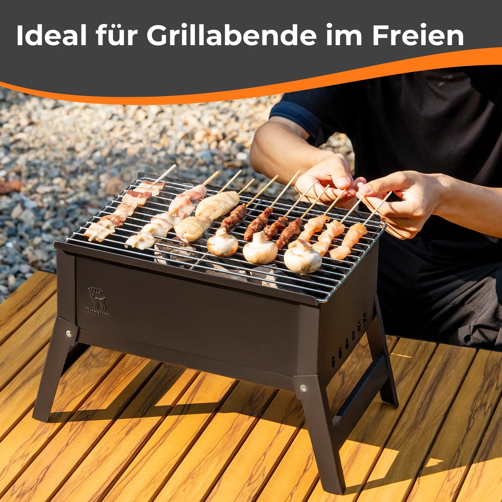 grillen von spießen und pilzen mit dem tragbaren grill draußen