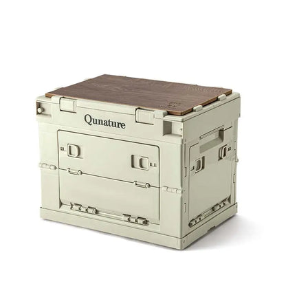 aufgefaltete aufbewahrungsbox mit aufgesetzter holzplatte auf neutralem weißem untergrund
