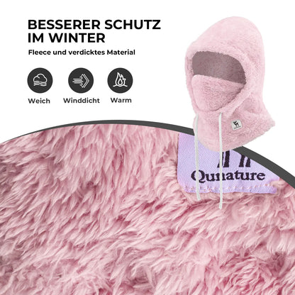 nahaufnahme einer frau mit einem rosa fleece-nackenwärmer beim skifahren.