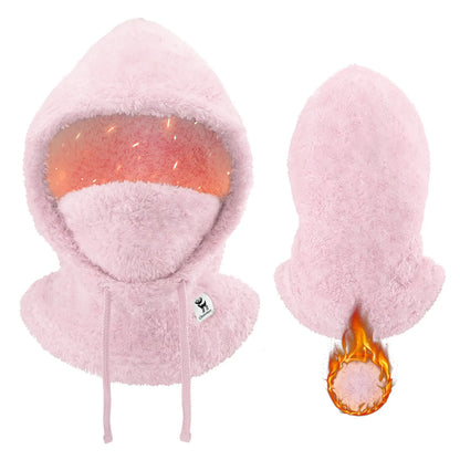 eine frau präsentiert einen grauen fleece-schlauchschal vor winterlicher kulisse.