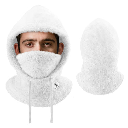 nahaufnahme einer frau mit einem cyanfarbenen fleece-nackenwärmer im schnee.