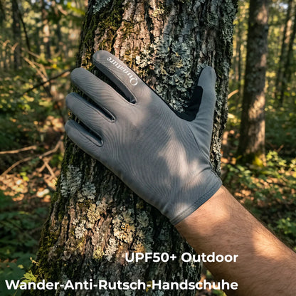 graue sonnenschutzhandschuhe an moosbewachsenem baum im wald