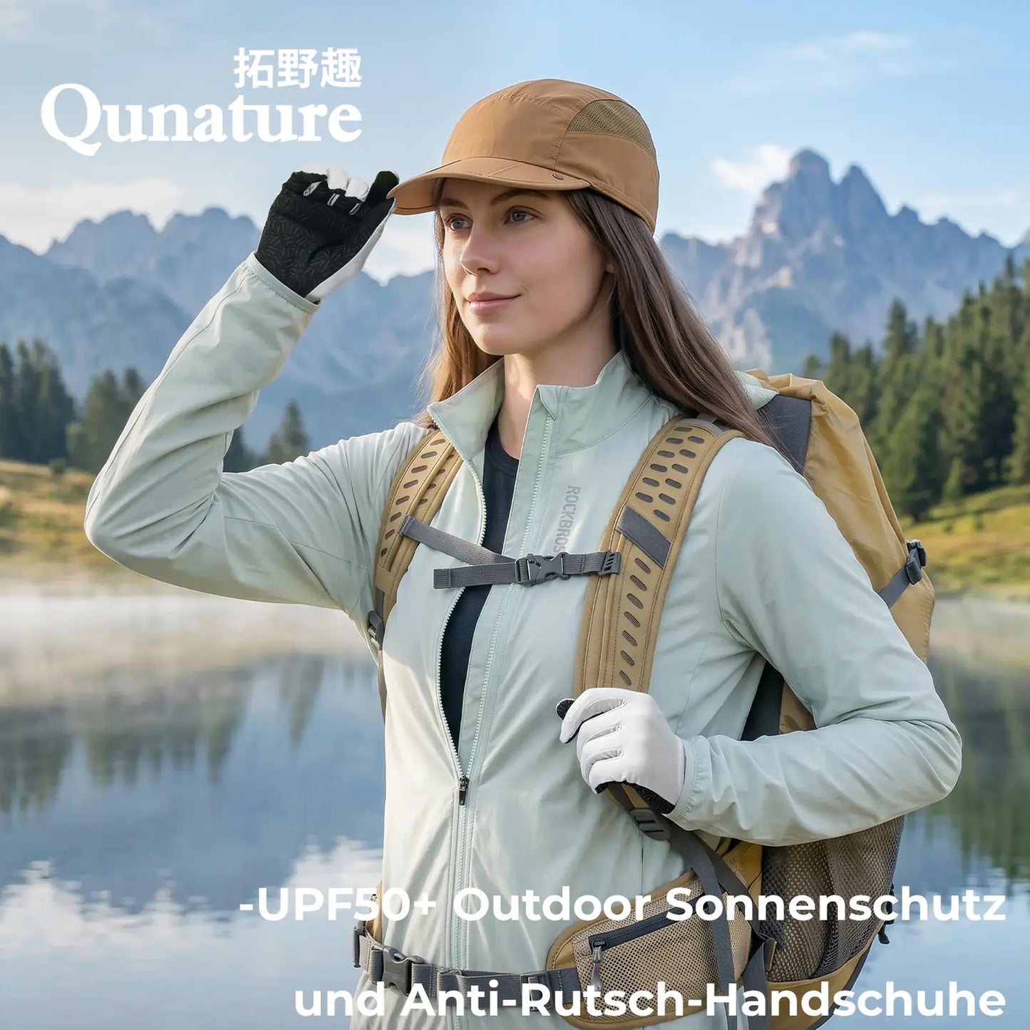 wanderin mit rucksack und uv-handschuhen vor bergsee landschaft
