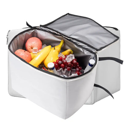 weiße isolierte kühl tasche offen mit obst und getränken im camping set-up