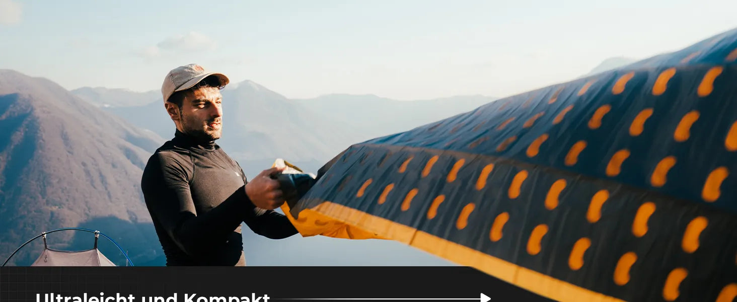 schlafmatte leicht und kompakt mann entfaltet sie in den bergen