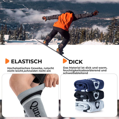 graue lange skisocke beim anziehen vor schnee-wald landschaft