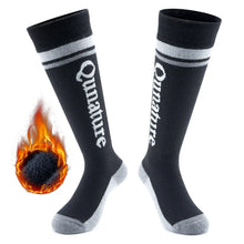 zwei schwarze lange wintersocken mit flammensymbol zur darstellung warmer fussboden
