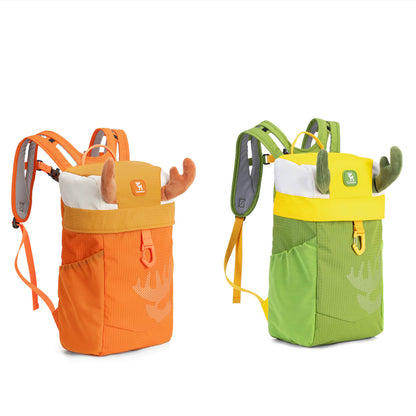 orangener und grüner kinderrucksack in vorderansicht mit geweih-design
