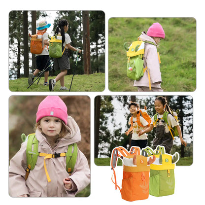 kinder tragen orangene und grüne wanderrucksäcke im wald und auf wiese