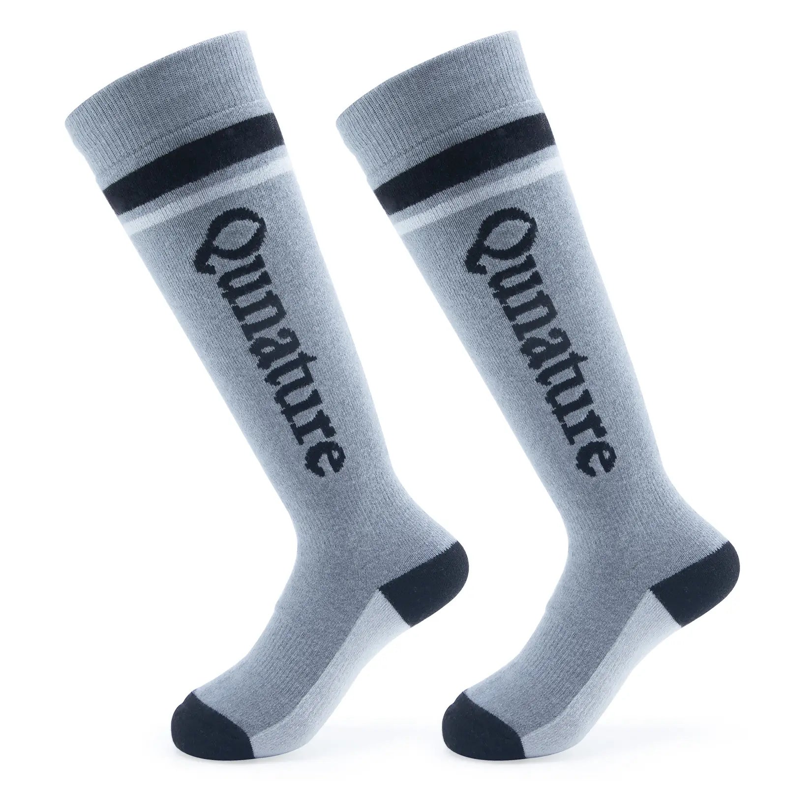 glatte produktaufnahme von zwei grauen gepolsterten wintersocken