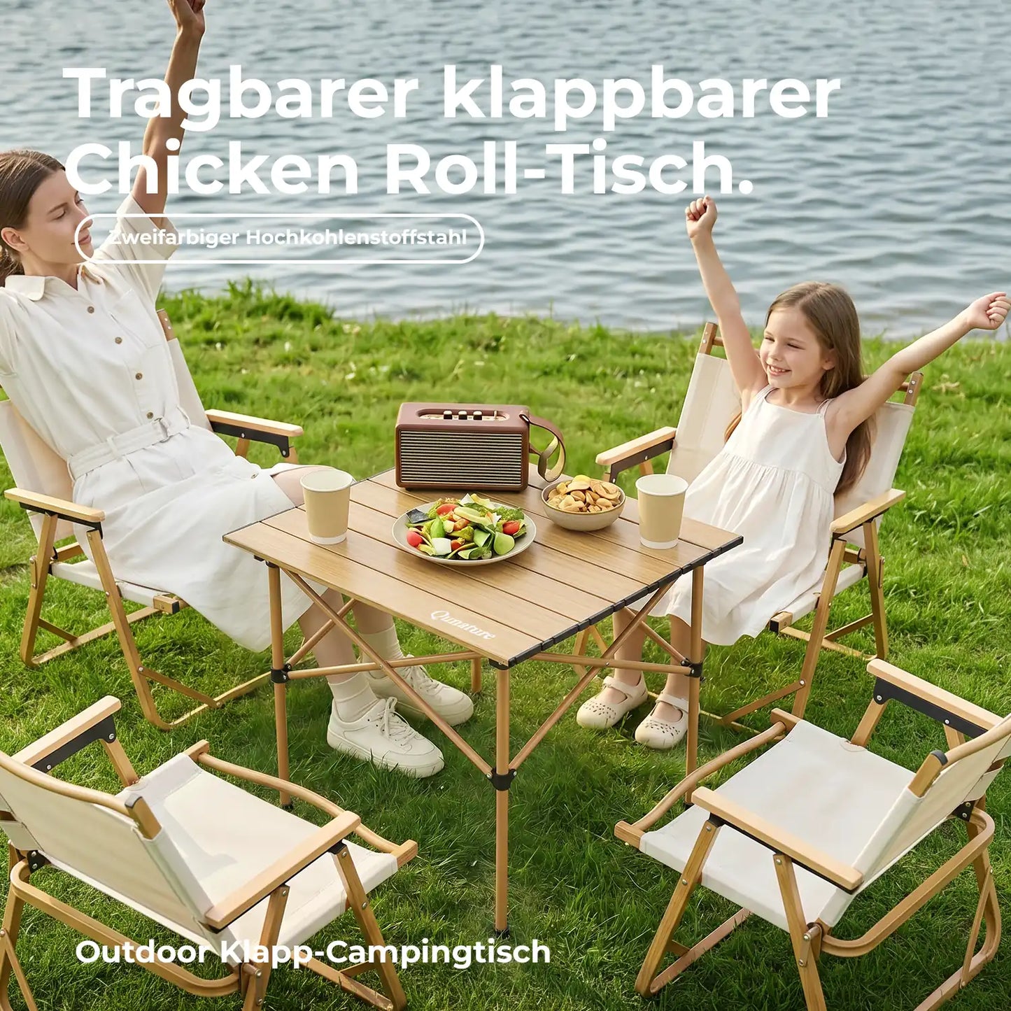 campingtisch mit stühlen und speisen am see im einsatz