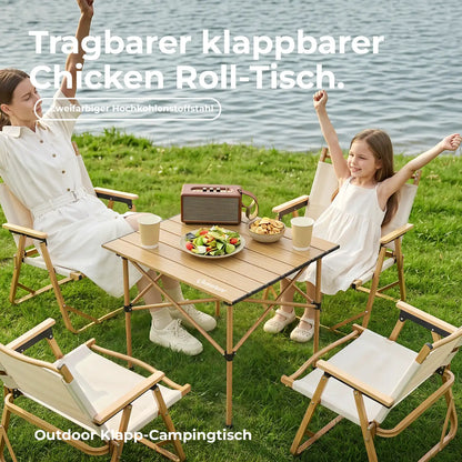 campingtisch mit stühlen und speisen am see im einsatz