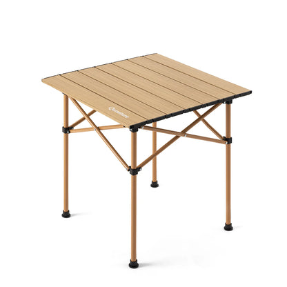 brauner klappbarer campingtisch mit holzoptik vor weißem hintergrund